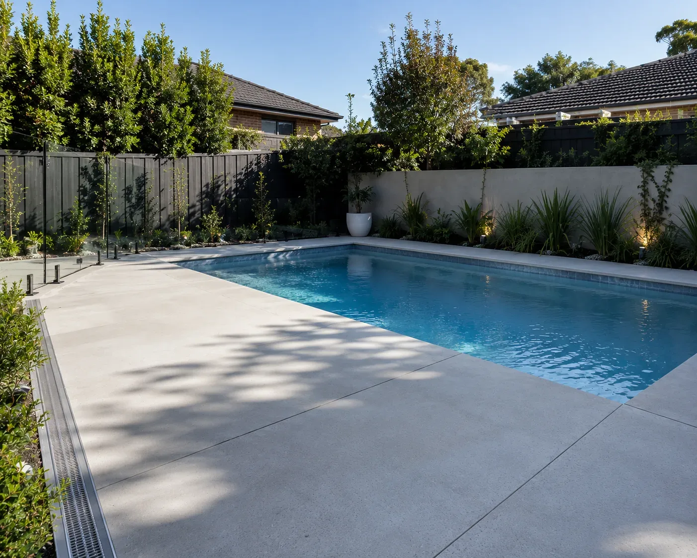 Concrete pool surround with a non-slip finish